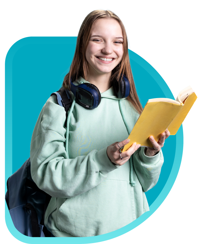 Persona leyendo un libro mientras estudia inglés.