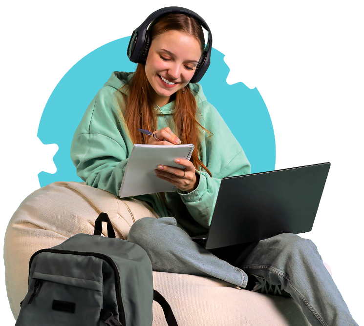 Joven estudiante con cuadernos, lista para aprender inglés en BBB Academia.